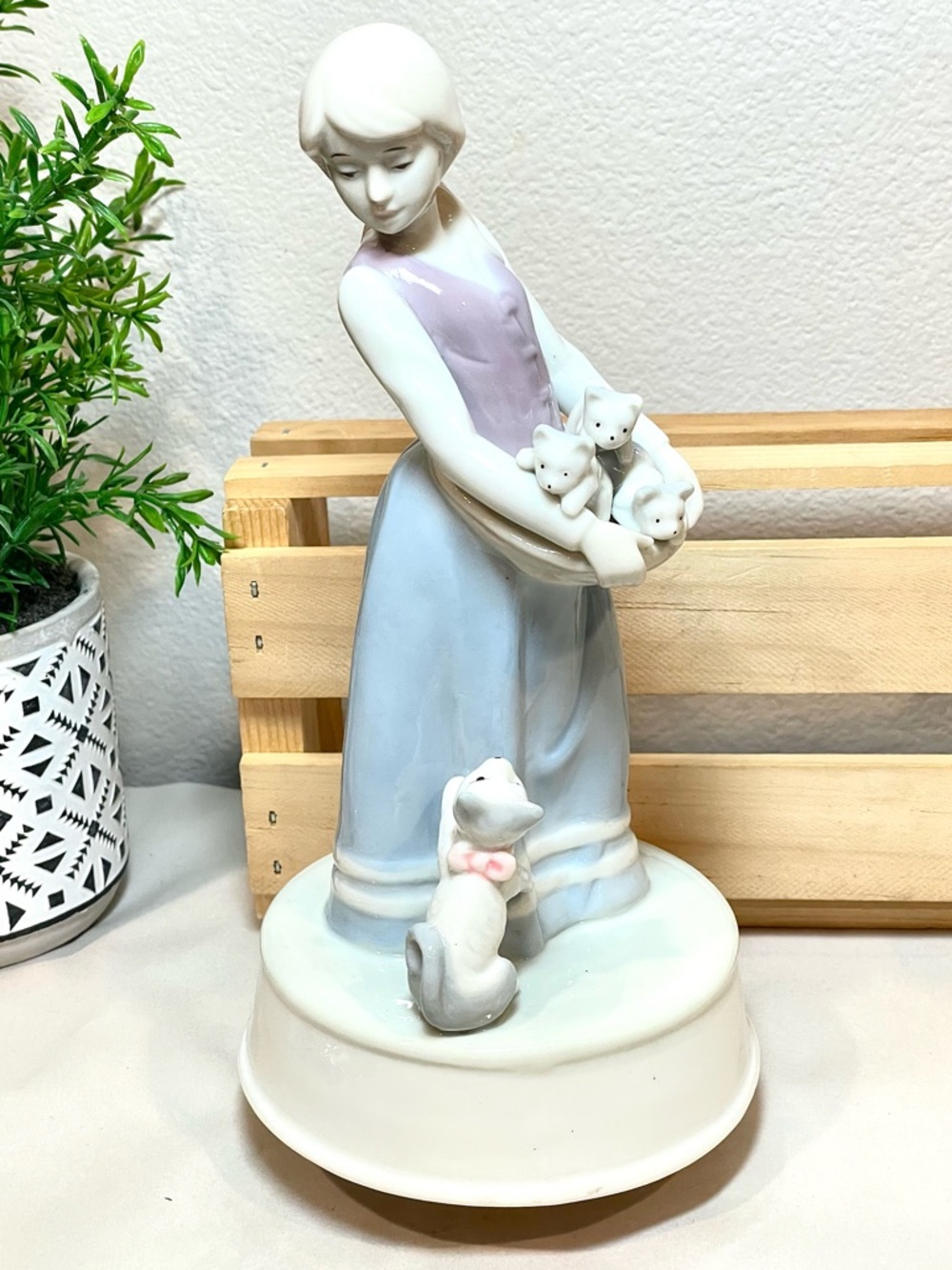 Music Box Lladró-Style Porcelain Figurine. Girl Holding Kittens w Mama Cat | EUC